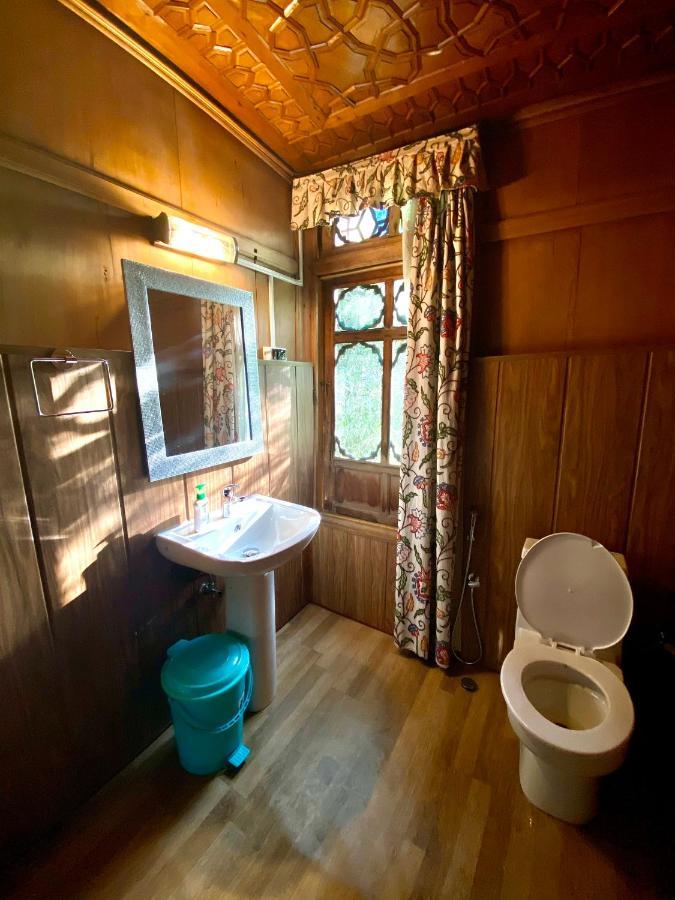 Green Paradise Houseboat - Centrally Heated Srīnagar Exteriör bild